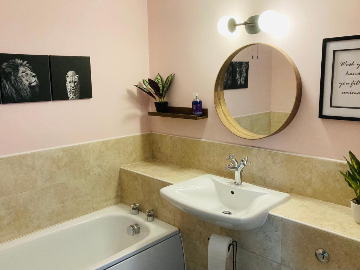 Jungle Escape, City Apartment With Parking & Terrace Честер Екстер'єр фото