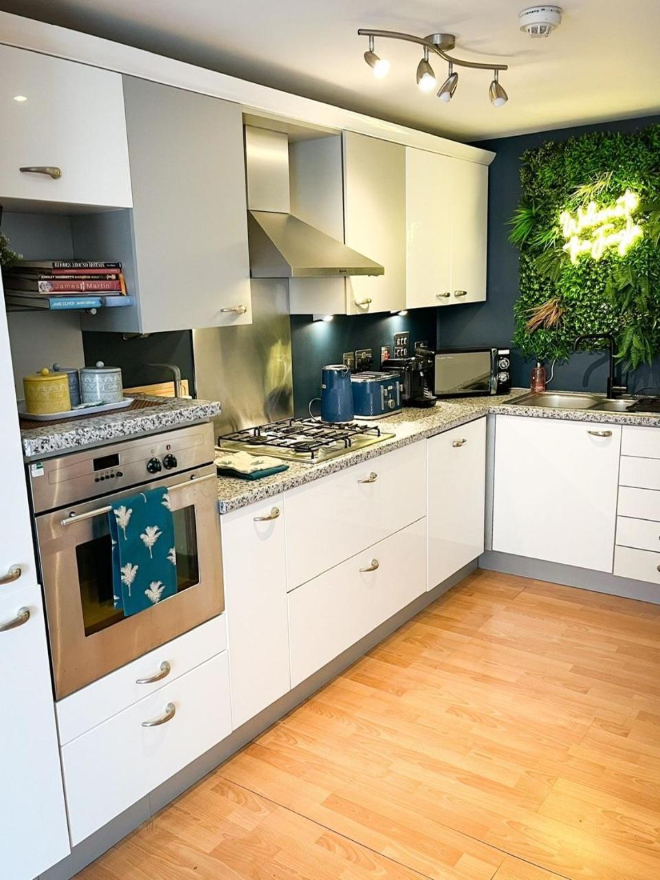Jungle Escape, City Apartment With Parking & Terrace Честер Екстер'єр фото